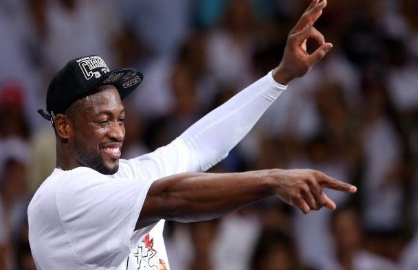 包含今夜欧超杯传出新动向；迈阿密热火绝杀压哨；管理层表态：气氛紧张；更衣室氛围转暖的词条