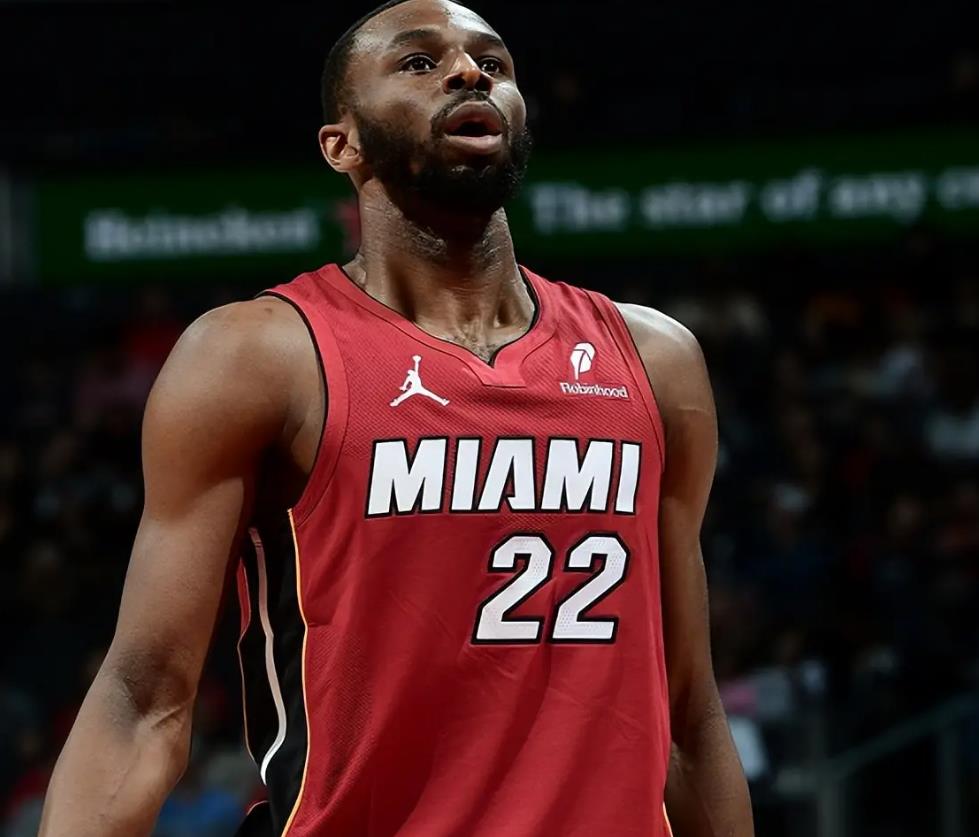 开云官网下载 -赛后体能课后，夏洛特黄蜂队长鼓劲备战欧超杯，管理层满意，资深球员宣示担当(大巴黎核心缺席欧超杯)